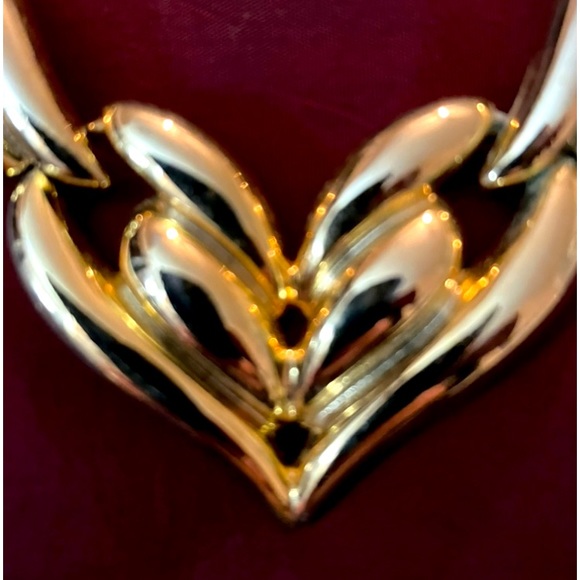 Beautiful gold tone designer love necklace new in box - Picture 4 of 4